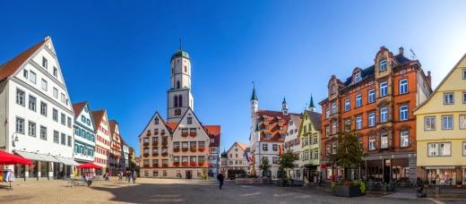 Marktplatz in Biberach an der Riß mit historischen Häusern und hohem Turm unter blauem Himmel