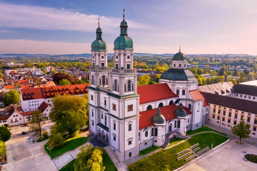 Luftaufnahme von Kempten mit der Basilika St. Lorenz mit zwei Türmen und grünen Kuppeln